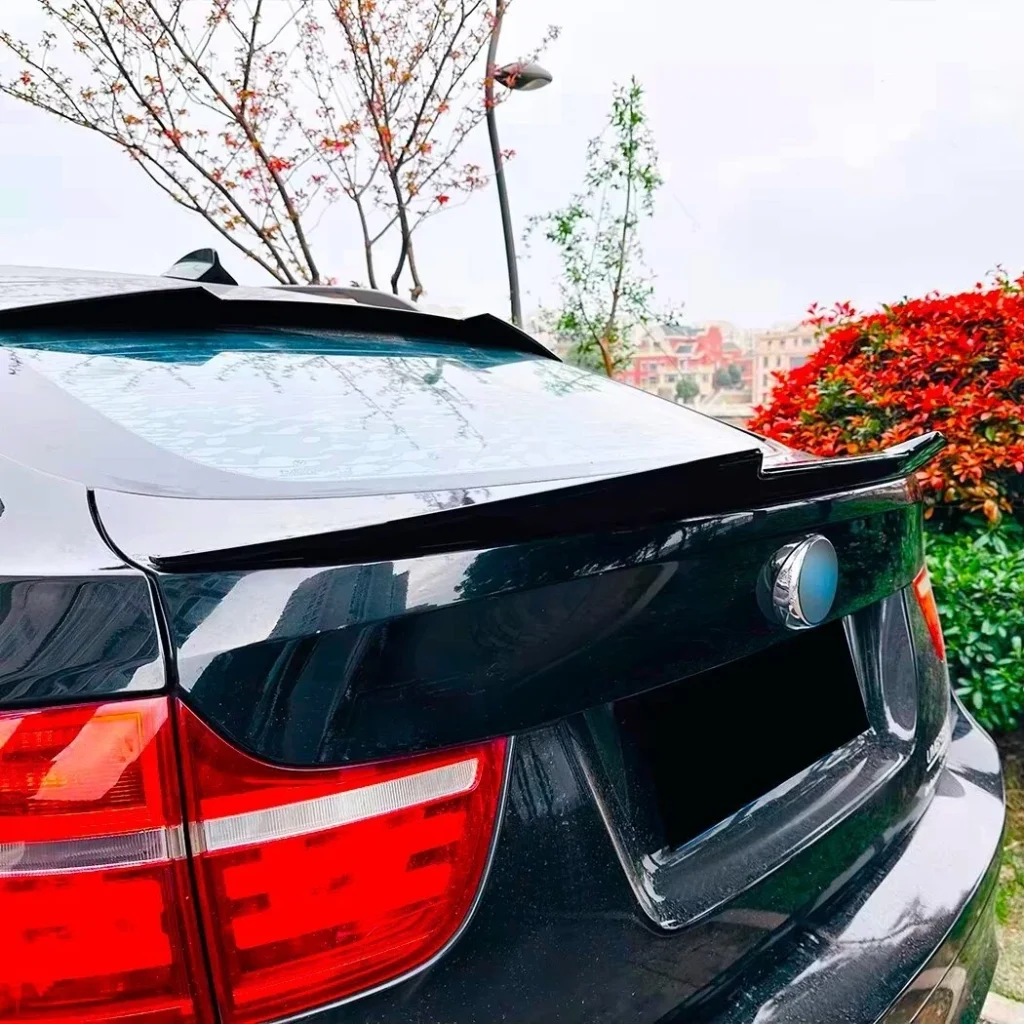 Тунинг "Батман" лип спойлер (сенник) за задно стъкло на BMW X6 E71. Агресивна спортна визия, здрав ABS материал, черен гланц. Лесен монтаж без пробиване.